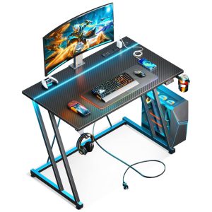 Mesa Gamer 31.5" 80 cm com Textura de de Fibra de Carbono Gancho para Fone de Ouvido Tomadas 1 Portas USB e Luz LED 110V MOTPK Preto