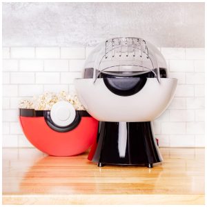 Pipoqueira Elétrica com Tema Pokémon Pokeball Copo Medidor e Tigela para Servir 110V Uncanny Brands Vermelho e Branco