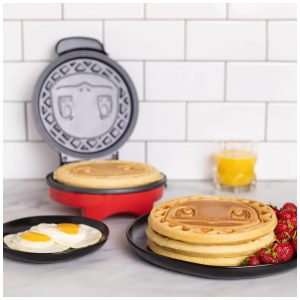 Máquina de Waffle 900W 110V Uncanny Brands Pokemon Vermelha