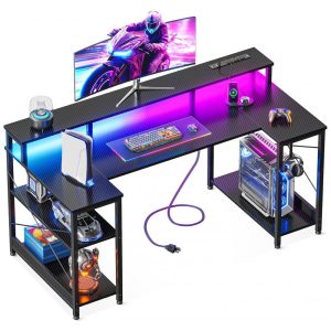 Mesa Gamer em U ODK 122 cm com Luzes LED e Tomadas Elétricas Suporte para Monitor e Prateleiras de Armazenamento Acabamento Fibra de Carbono Preto Tamanho 48 Polegadas (122 cm x 68 cm).