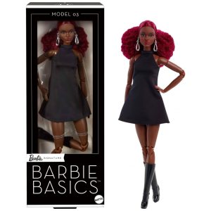 Boneca colecionável Barbie Basics Model 03 com cabelo cacheado ruivo vestido preto e botas corpo alto articulado 2025