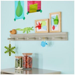 Barra de ganchos de parede infantil Martha Stewart Crafting Kids cinza em madeira com 5 pinos para aventais e acessórios de arte