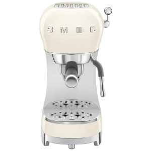 Máquina de Café Espresso Manual Smeg ECF02 15Bar Fabricada na Itália Design Retrô com Vara de Vapor na Cor Creme