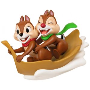 Enfeite Natalino Hallmark Keepsake Disney Tico e Teco "Diversão na Neve" Plástico 90x64x75 cm