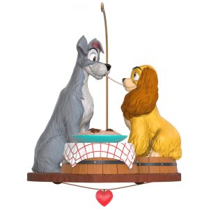Enfeite de Natal Hallmark Keepsake 2025 Disney A Dama e o Vagabundo 70º Aniversário Jantar de Espaguete
