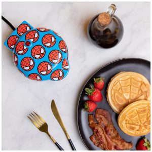 Mini Máquina de Waffle Tema Homem Aranha com Revestimento Antiaderente 110V 550W Uncanny Brands Vermelha e Azul