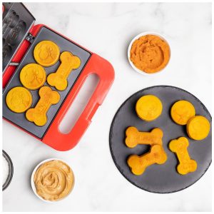 Máquina de Biscoitos para Cães com Placas Antiaderente Tema Snoopy 110V Uncanny Brands Vermelha