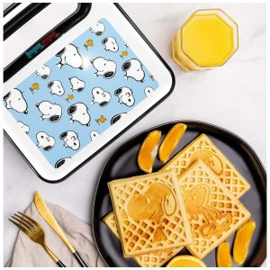 Máquina de Waffle Tema Snoop e Woodstock com Revestimento Antiaderente 110V 750W Uncanny Brands Branca e Preta