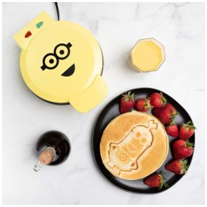 Máquina de Waffle Tema Minions Kevin com Revestimento Antiaderente 110V 900W Uncanny Brands Amarela