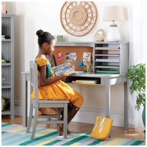 Escrivaninha infantil Guidecraft cinza com estante superior nichos quadro de cortiça e cadeira em madeira para estudo