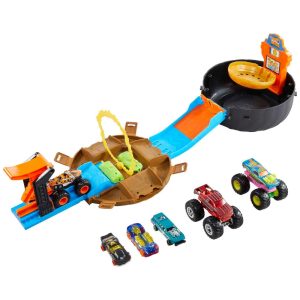 Conjunto de Monster Trucks com Pista Transformável Inclui 3 Caminhões e 4 Carros Hot Wheels.