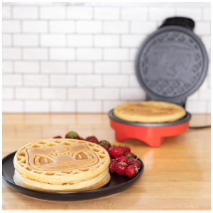 Máquina de Waffle Tema Pokémon Bulbasaur com Revestimento Antiaderente 110V 900W Uncanny Brands Preto e Vermelho