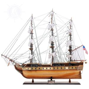 Barco Decorativo USS Constitution de Madeira Natural com Detalhes Complexos que Incluem Ãncoras de Metal Canhões e Um Autêntico Ninho de Corvo Old Modern Handicrafts