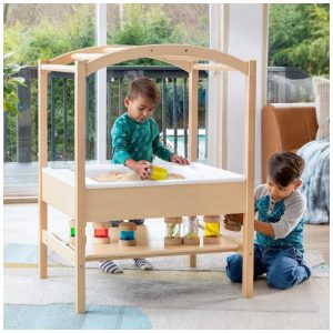 Mesa sensorial Guidecraft em madeira com cuba profunda tampa dupla face quadro-negro e arco para exploração com água areia e materiais diversos