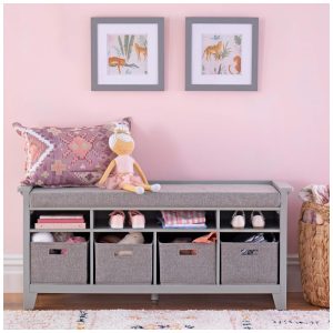 Banco organizador infantil Martha Stewart Living & Learning cinza em madeira com nichos cestos de tecido e assento almofadado para quarto e brinquedoteca