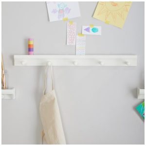 Barra de ganchos de parede infantil Martha Stewart Crafting Kids Linen White em madeira com 5 pinos para aventais e acessórios