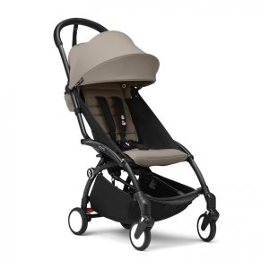 Carrinho de Bebê Stokke YOYO3 Taupe - Estrutura Preta Dobrável Compacto Reclinável Cinto 5 Pontos Compatível Carry-On