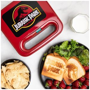 Sanduicheira Compacta Tema Jurassic Park com Superfície Antiaderente e Abertura 180º 110V Uncanny Brands Vermelha