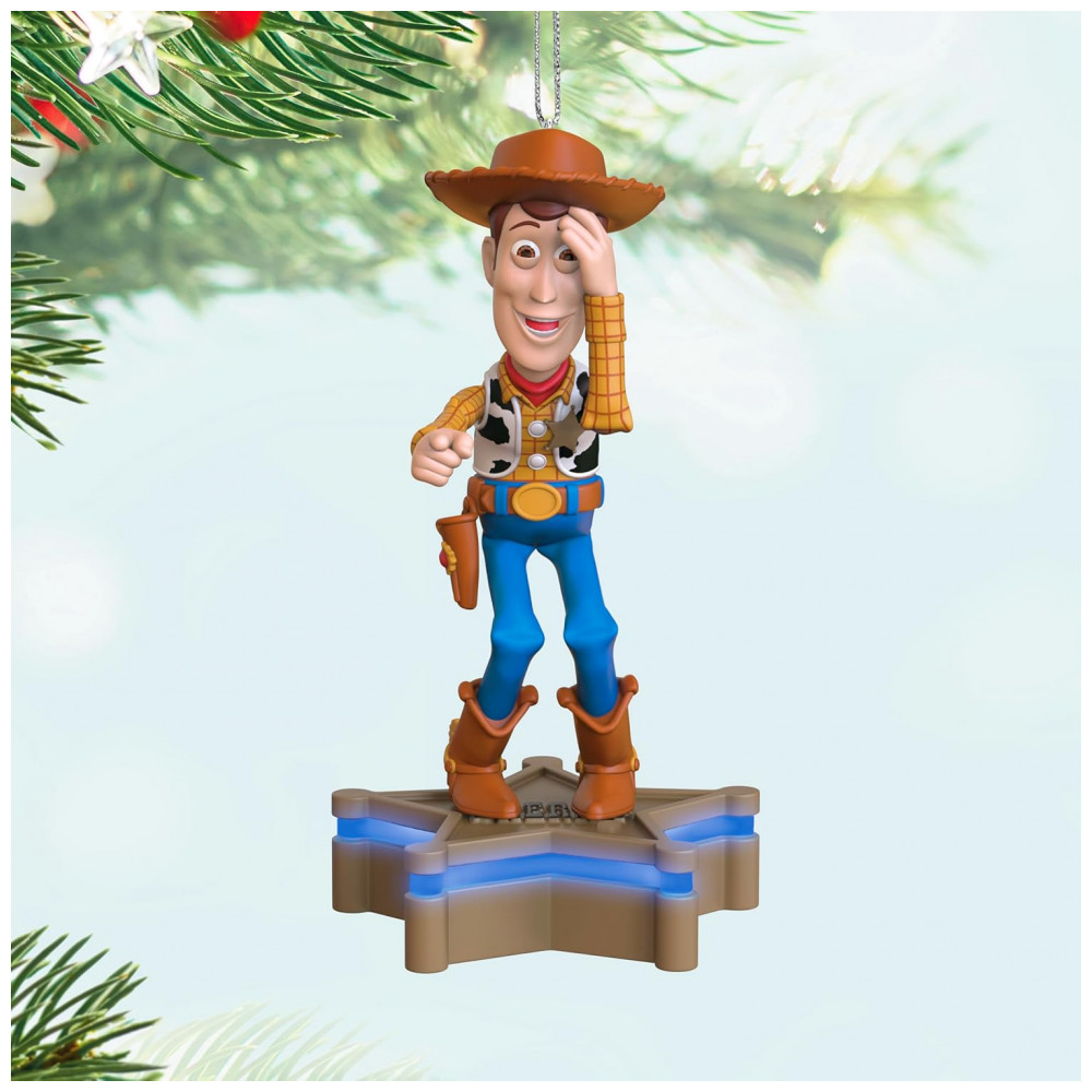 ECTQ3WCRB3RD0B_2-1.jpg - Enfeite de Natal Hallmark Keepsake 2025, Coleção DisneyPixar Toy Story - Xerife Woody com Luz e Som, Presente para Fãs da Disney