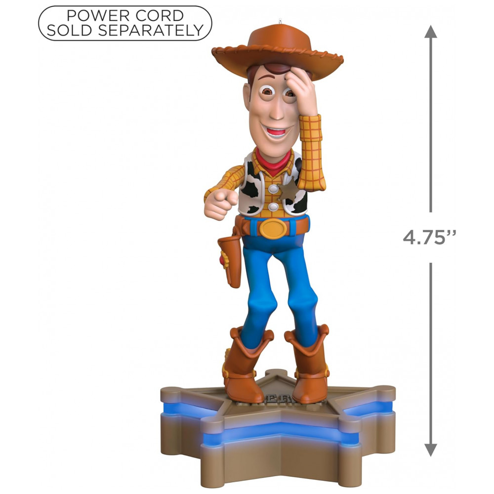 ECTQ3WCRB3RD0B_3-1.jpg - Enfeite de Natal Hallmark Keepsake 2025, Coleção DisneyPixar Toy Story - Xerife Woody com Luz e Som, Presente para Fãs da Disney