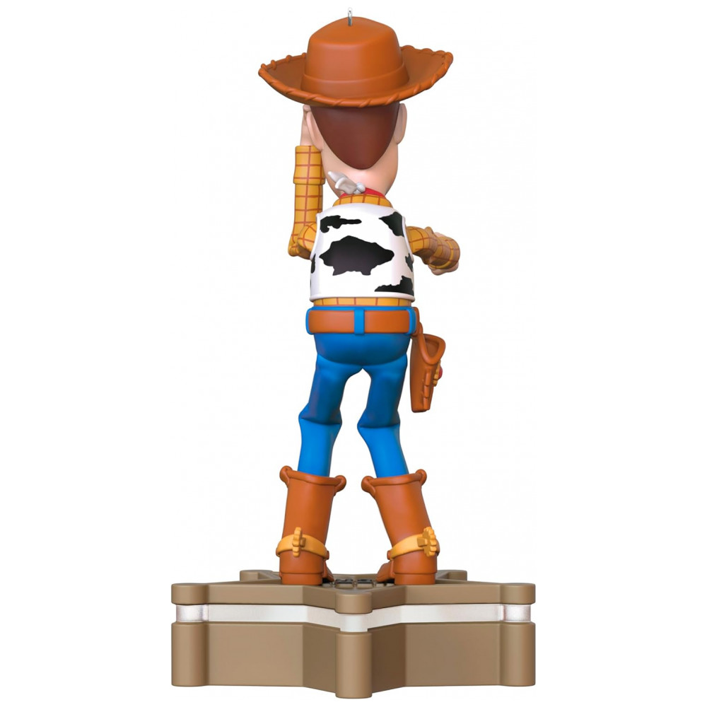 ECTQ3WCRB3RD0B_5-1.jpg - Enfeite de Natal Hallmark Keepsake 2025, Coleção DisneyPixar Toy Story - Xerife Woody com Luz e Som, Presente para Fãs da Disney