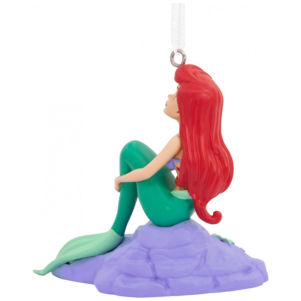ECTQ4VH1DTY90B_1-1.jpg - Enfeite de Natal Disney Ariel na Rocha Hallmark Resina Verde Água e Vermelho 8x7.5x5 cm