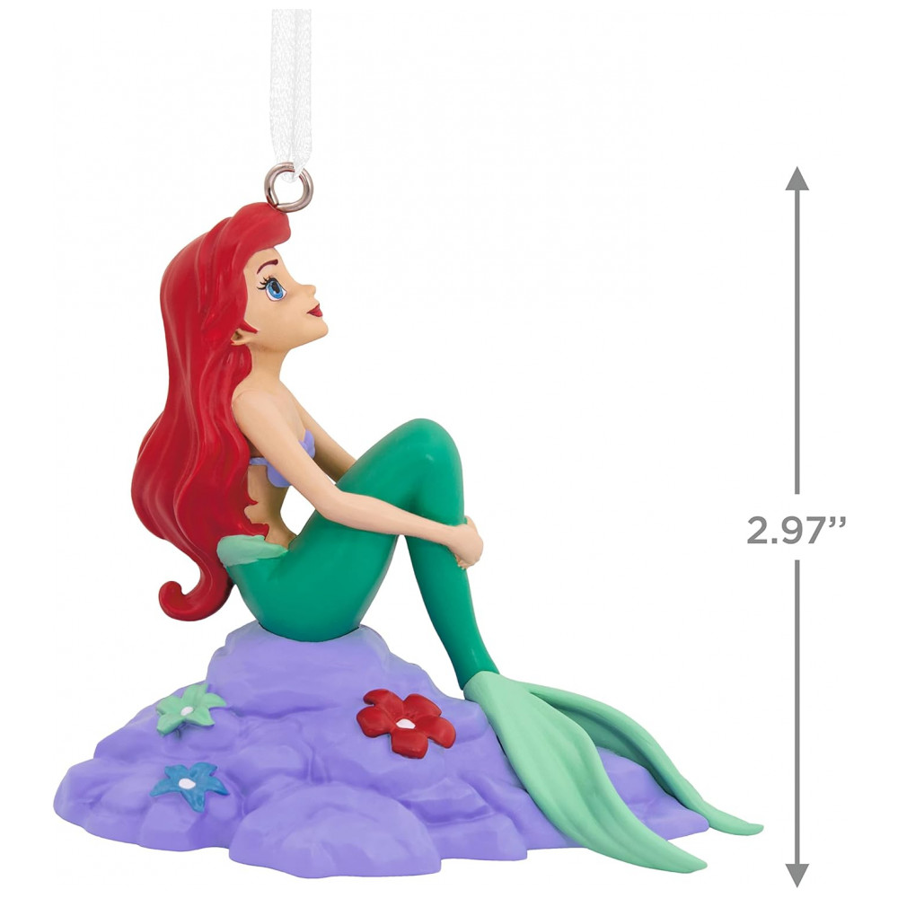 ECTQ4VH1DTY90B_3-1.jpg - Enfeite de Natal Disney Ariel na Rocha Hallmark Resina Verde Água e Vermelho 8x7.5x5 cm