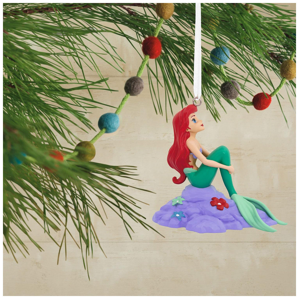 ECTQ4VH1DTY90B_4-1.jpg - Enfeite de Natal Disney Ariel na Rocha Hallmark Resina Verde Água e Vermelho 8x7.5x5 cm