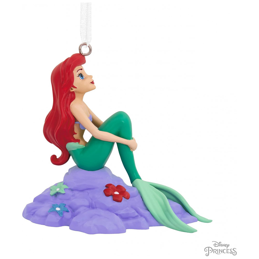ECTQ4VH1DTY90B_5-1.jpg - Enfeite de Natal Disney Ariel na Rocha Hallmark Resina Verde Água e Vermelho 8x7.5x5 cm