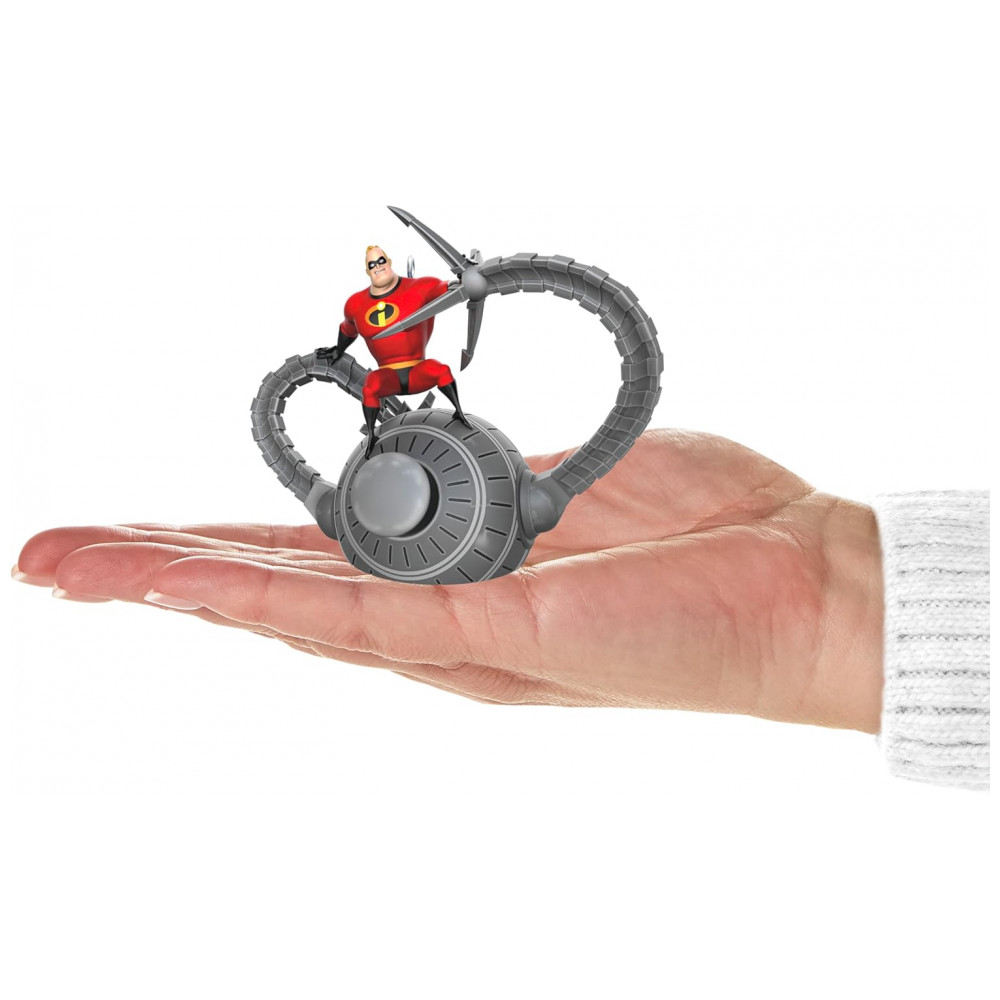 ECTQ56FQH9XC0B_7-1.jpg - Enfeite de Natal Hallmark Keepsake Disney Pixar Os Incríveis, Mr. Incrível na Batalha, Plástico, 7,7x10,2x5,2 cm