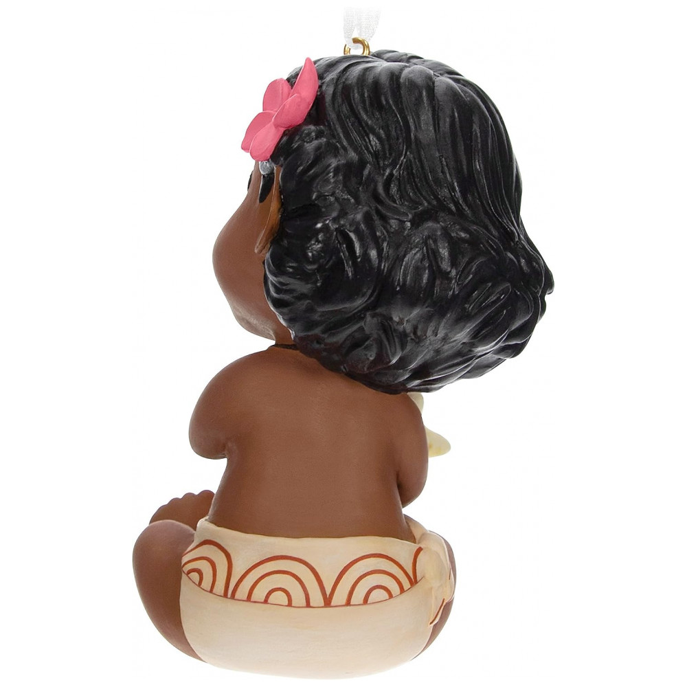 ECTQ6LLRQQZB0B_1-1.jpg - Enfeite Natalino Hallmark Keepsake Disney Moana Bebê com Concha, Porcelana 7,6x10,5x7,6 cm