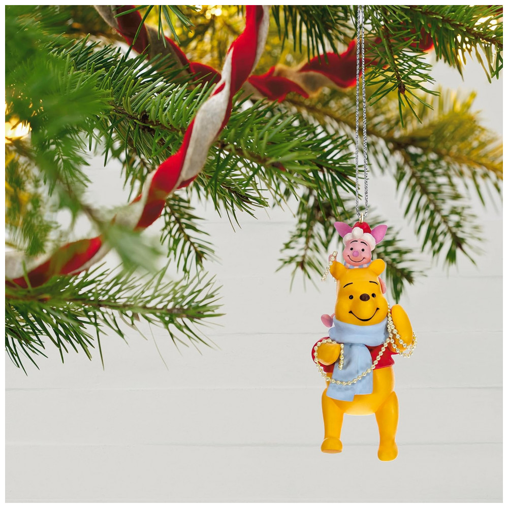 ECTQ7SMXMQZB0B_5-1.jpg - Enfeite Natalino Hallmark Keepsake Disney Ursinho Pooh Decorando a Árvore, Plástico 8,5x3,5x3,2 cm