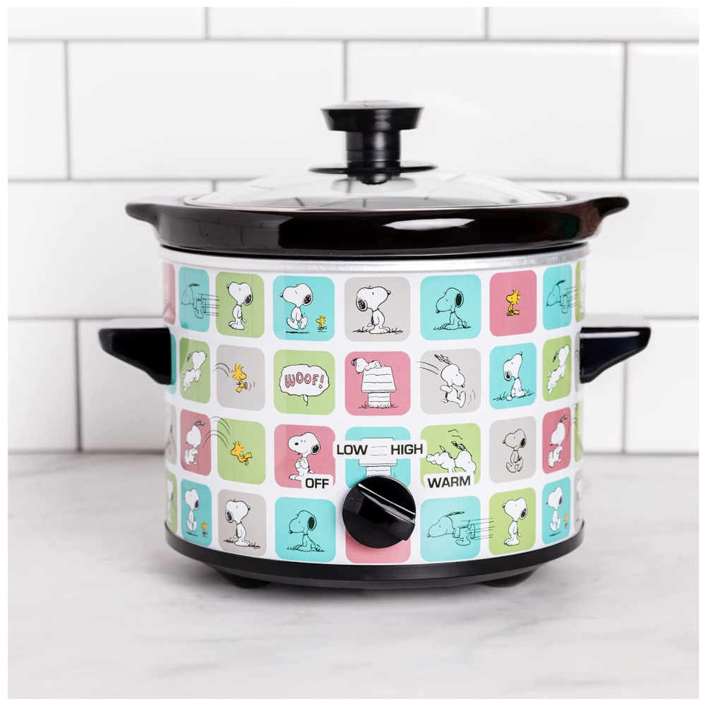 ECTQ92MT3CQ90B_1-1.jpg - Panela Eletrica Multifuncional 18L com Tema Snoopy & Woodstock Appliance e 3 Modos de Calor 110V 120W Uncanny Brands Colorida