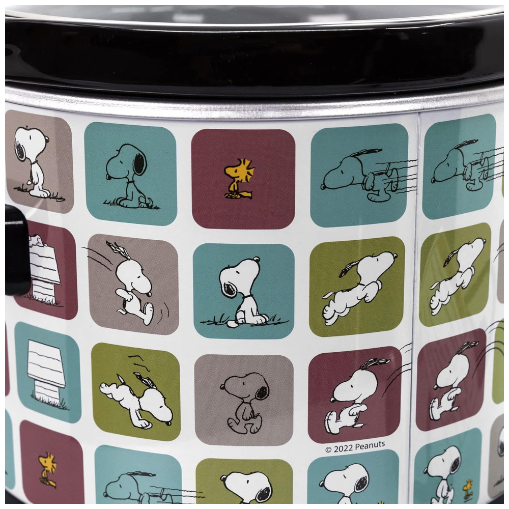 ECTQ92MT3CQ90B_5-1.jpg - Panela Eletrica Multifuncional 18L com Tema Snoopy & Woodstock Appliance e 3 Modos de Calor 110V 120W Uncanny Brands Colorida