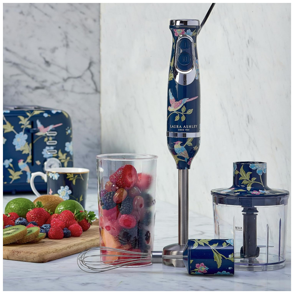 ECTQ9SP6YXPD0B_1-1.jpg - Mixer de Imersão 4 em 1 Laura Ashley 150W Azul Marinho Elveden 2 Velocidades Inox Batedor Copo Medidor 300ml VQ-SBHB219-LAEN-US 120V