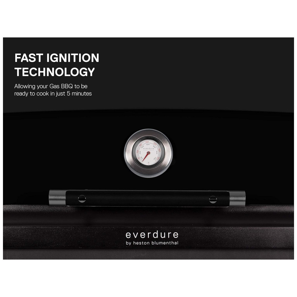 ECTQ9Z1Q34L80B_1-1.jpg - Churrasqueira a Gás 22.000 BTU com 2 Queimadores e Mesas Laterais em Aço Inoxidável EVERDURE HBG2BUS Preto