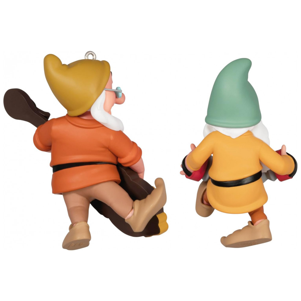 ECTQB3HFF9XC0B_1-1.jpg - Enfeites de Natal Hallmark Keepsake Disney Princesas, Branca de Neve e os Sete Anões Tímido e Dunga, Conjunto de 2 Disney Branca de Neve