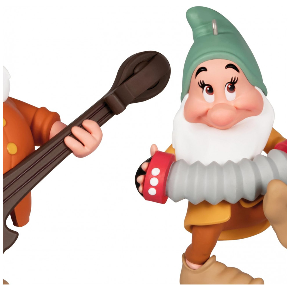 ECTQB3HFF9XC0B_6-1.jpg - Enfeites de Natal Hallmark Keepsake Disney Princesas, Branca de Neve e os Sete Anões Tímido e Dunga, Conjunto de 2 Disney Branca de Neve