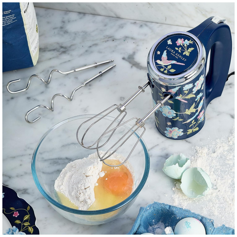 ECTQC6KMZXPD0B_1-1.jpg - Batedeira de Mão Laura Ashley 200W Azul Marinho com Estampa Floral Elveden 5 Velocidades Turbo Inox VQ-SBSMR57-LAEN-US 110V