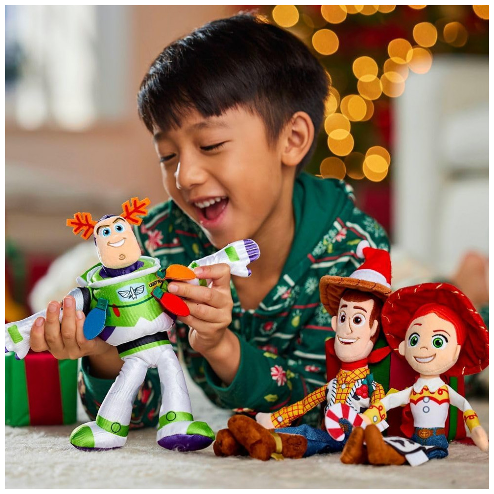 ECTQD1YG61GD0B_1-1.jpg - Conjunto Pelúcias Natalinas Toy Story Disney Store – Jessie, Buzz Lightyear e Woody Multico