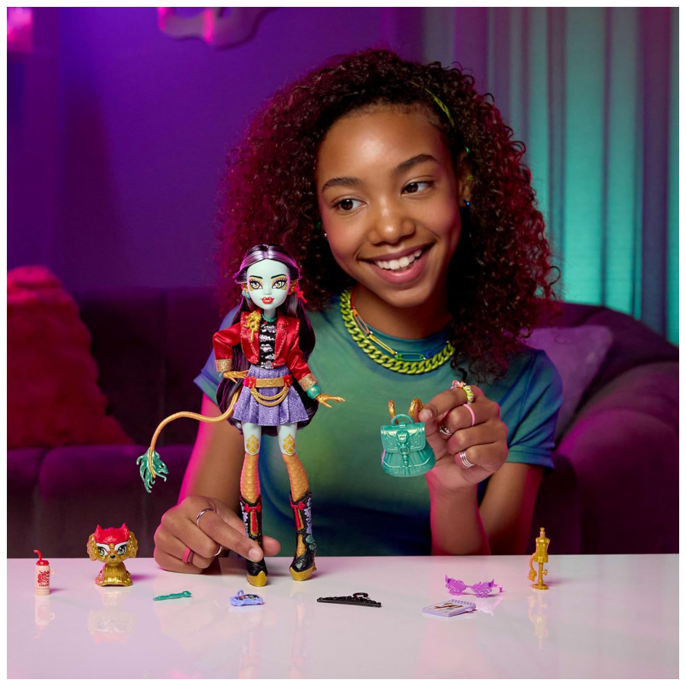 ECTQD6K2VP7D0B_1-1.jpg - Boneca Monster High Jinafire Long com Pet Cloudy “Yun Yun” e 7 Acessórios – Colecionável