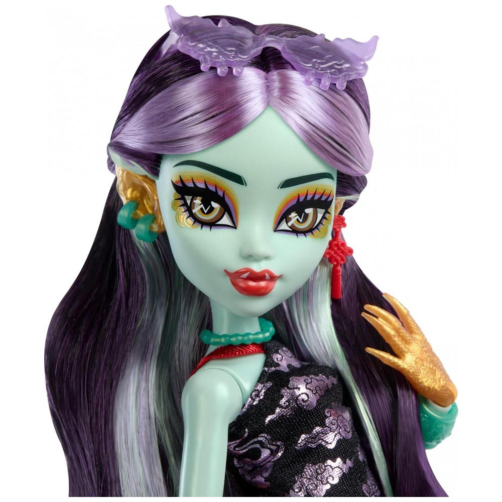 ECTQD6K2VP7D0B_2-1.jpg - Boneca Monster High Jinafire Long com Pet Cloudy “Yun Yun” e 7 Acessórios – Colecionável