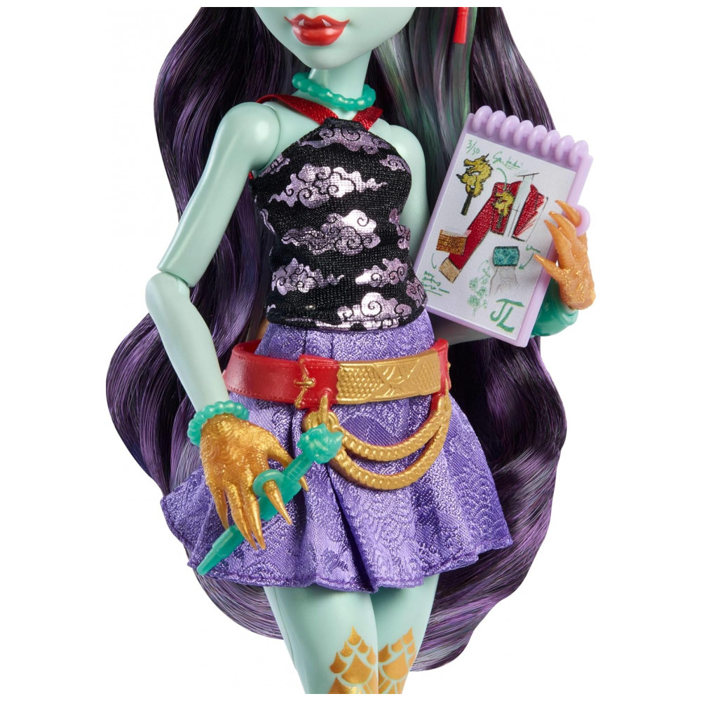 ECTQD6K2VP7D0B_3-1.jpg - Boneca Monster High Jinafire Long com Pet Cloudy “Yun Yun” e 7 Acessórios – Colecionável