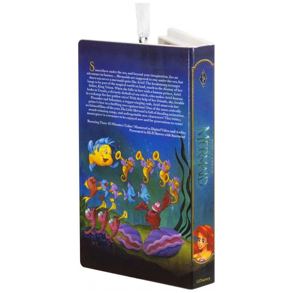 ECTQF6K4VSY90B_1-1.jpg - Enfeite de Natal Hallmark Keepsake VHS A Pequena Sereia, Plástico 4,5x3,2x3,8 cm