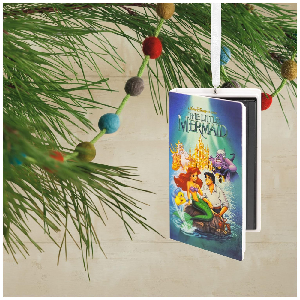 ECTQF6K4VSY90B_4-1.jpg - Enfeite de Natal Hallmark Keepsake VHS A Pequena Sereia, Plástico 4,5x3,2x3,8 cm