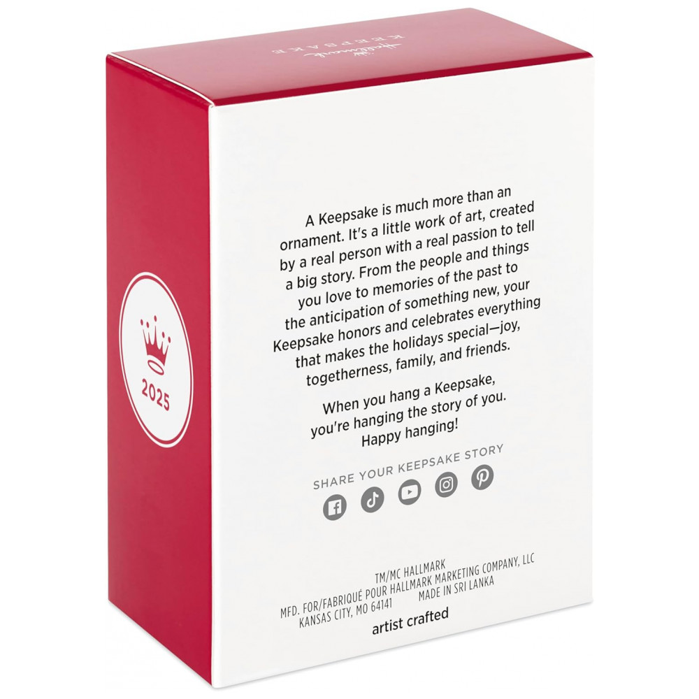 ECTQFCWBB3RD0B_7-1.jpg - Ornamento Hallmark Keepsake Natal 2025 Disney Mickey e Minnie Sweater-Sharing Sweethearts, Decoração Romântica para Fãs