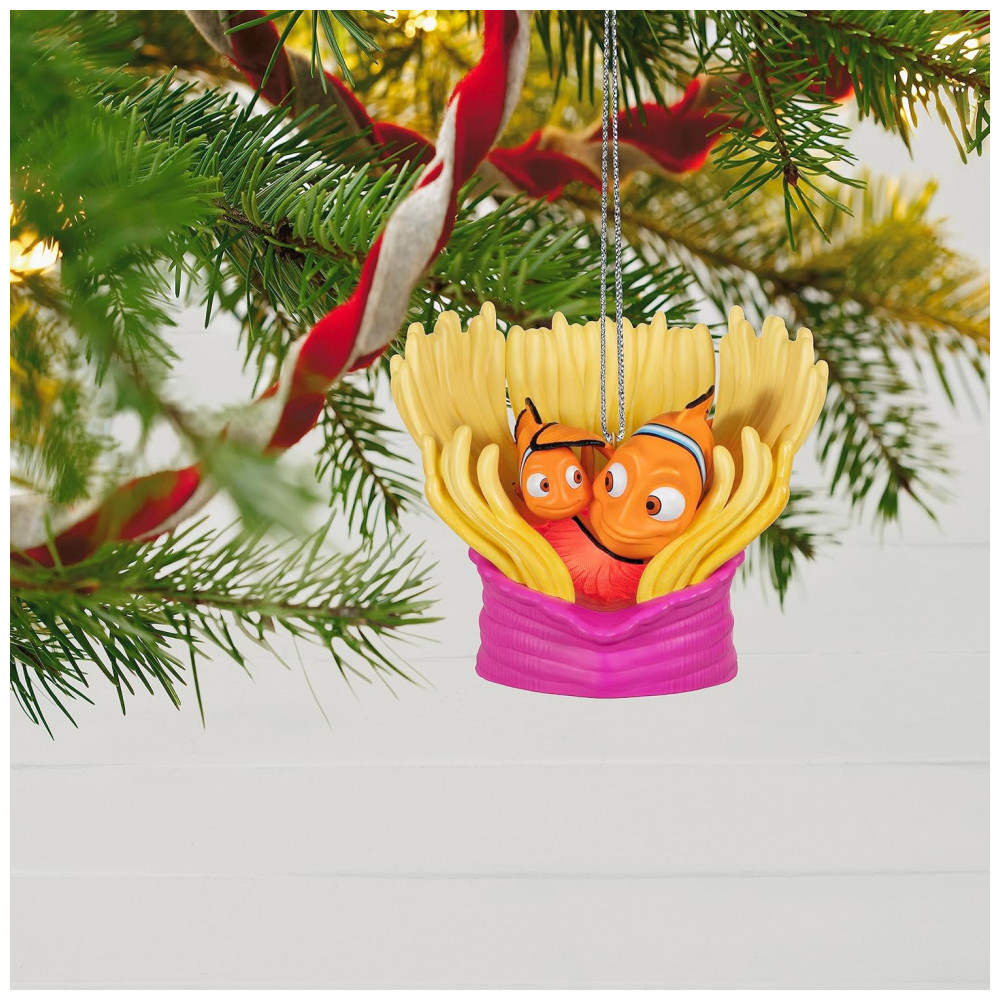 ECTQFW1GMQZB0B_5-1.jpg - Enfeite Natalino Hallmark Keepsake Disney/Pixar Procurando Nemo Aniversário 20 Anos Marlin & Nemo 7,5x5,2x5,9 cm