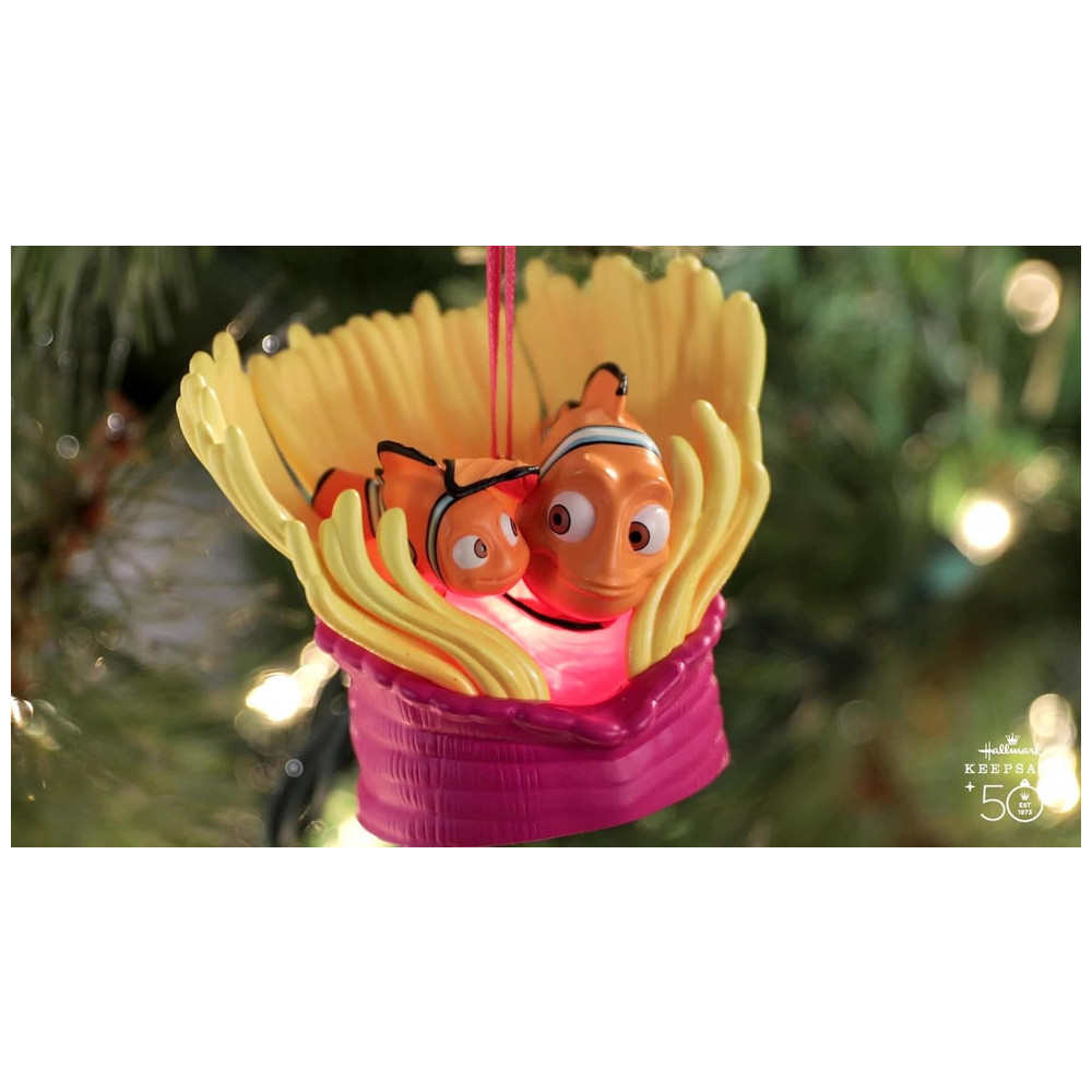 ECTQFW1GMQZB0B_6-1.jpg - Enfeite Natalino Hallmark Keepsake Disney/Pixar Procurando Nemo Aniversário 20 Anos Marlin & Nemo 7,5x5,2x5,9 cm