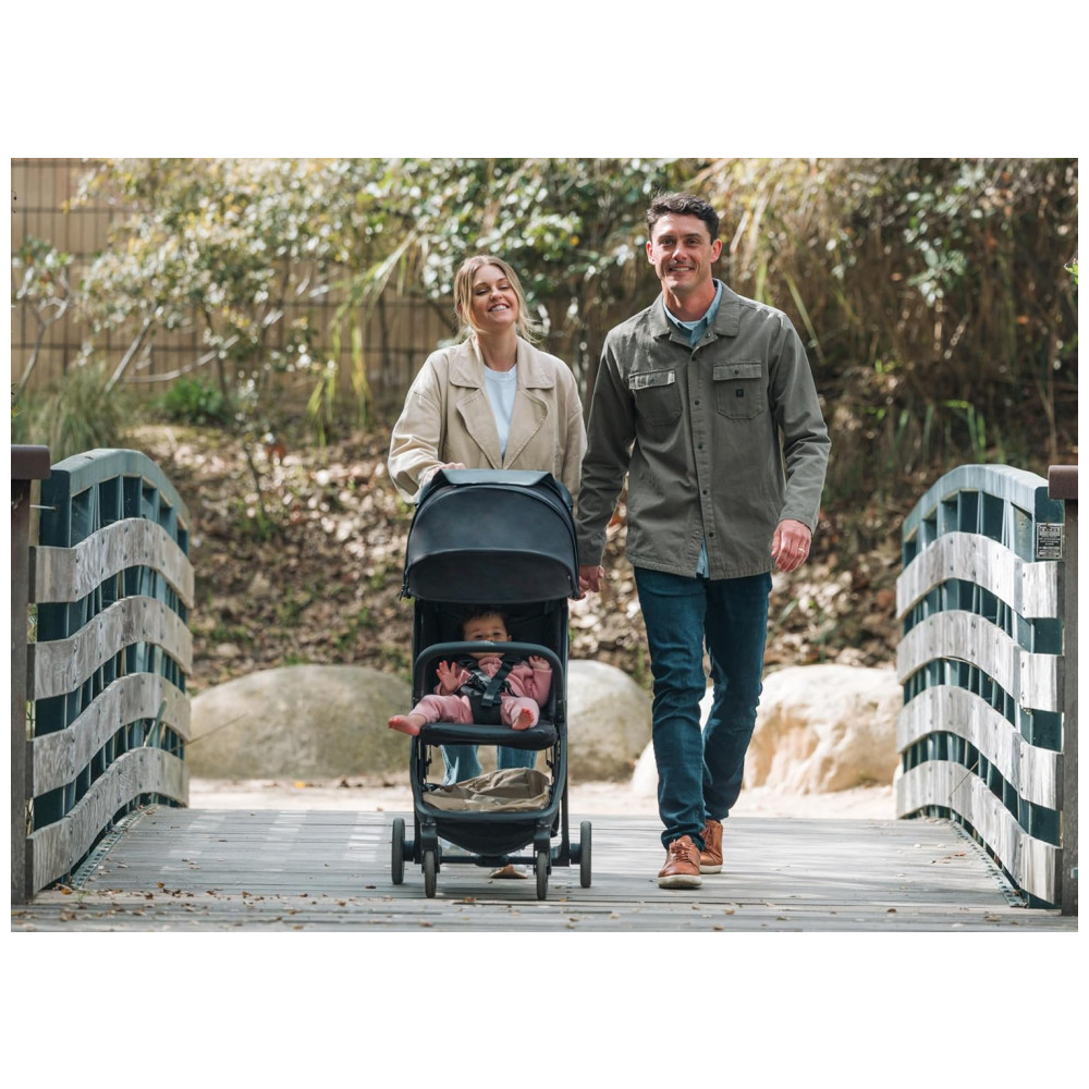 ECTQGG1PQQTD0B_4-1.jpg - Carrinho de Bebê Inglesina Quid³ Preto Cósmico - Ultraleve 63 kg Compacto Dobrável com Uma Mão Compatível com Bebê Conforto Capota XL UPF 50+