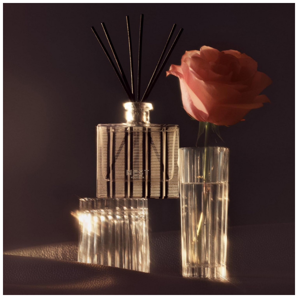 ECTQJHP277L70B_2-1.jpg - Difusor de Varetas NEST New York, Rose Noir Oud 175 ml - Fragrância por até 90 dias - Vidro Reutilizável e Recarregável com 8 Varetas de Rattan 100% N